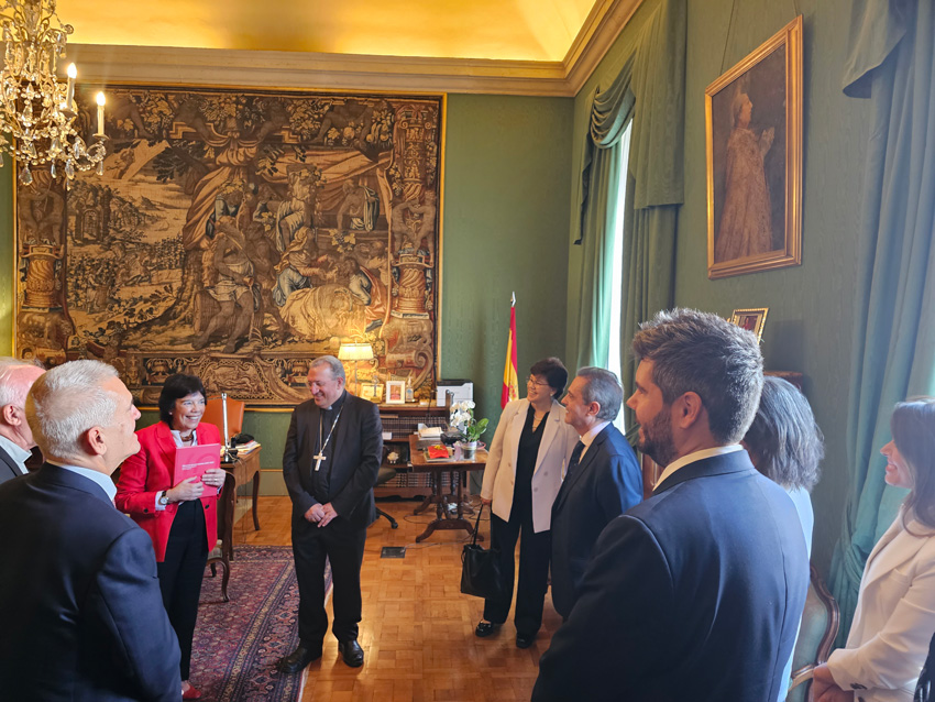 Entrega de la Memoria a la Embajadora de España ante la Santa Sede