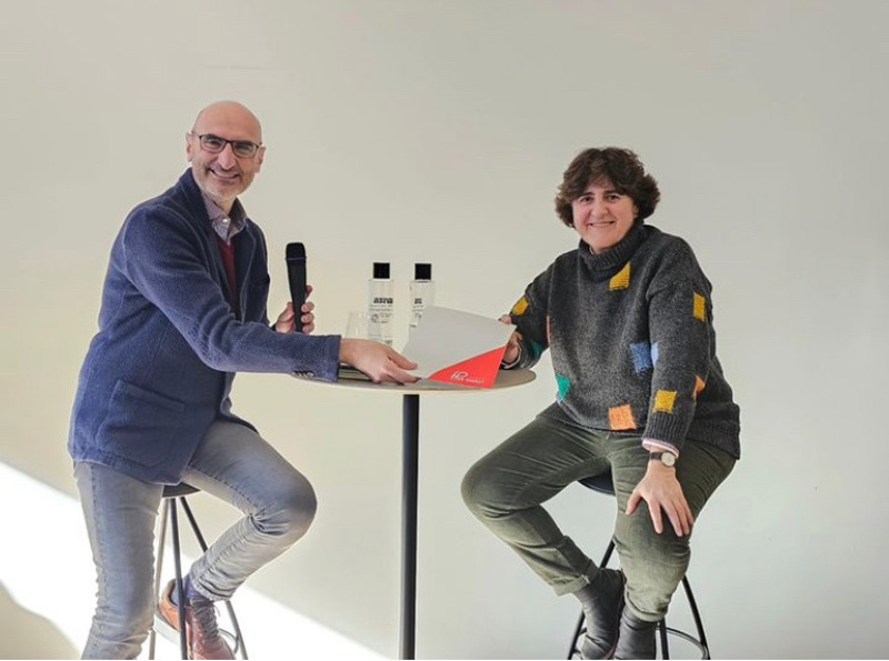 Jesús Avezuela, director general de la Fundación Pablo VI hace entrega de un donativo a Tiscar Espigares, responsable de la Comunidad de San Egidio en Madrid