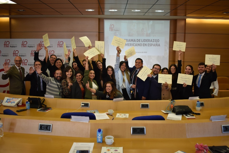 Entrega de diplomas en la V edición del programa de becas liderazgo iberoamericano.