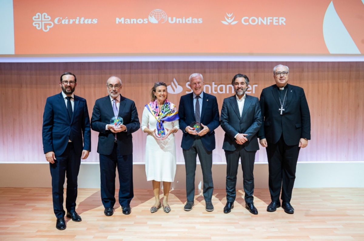 De izquierda a derecha: Martín Chocrón (Director General/Country Head Santander Asset Management España), Jesús Díaz (Secretario General de CONFER), Cecilia Pilar Gracia (Presidenta de Manos Unidas), Manuel Bretón (Presidente de Cáritas), Ignacio Juliá (CEO de Santander España) y Monseñor Francisco César García Magán (Secretario General de la Conferencia Episcopal Española).