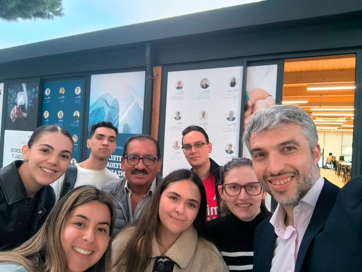 Borja Rodríguez junto a sus alumnos universitarios
