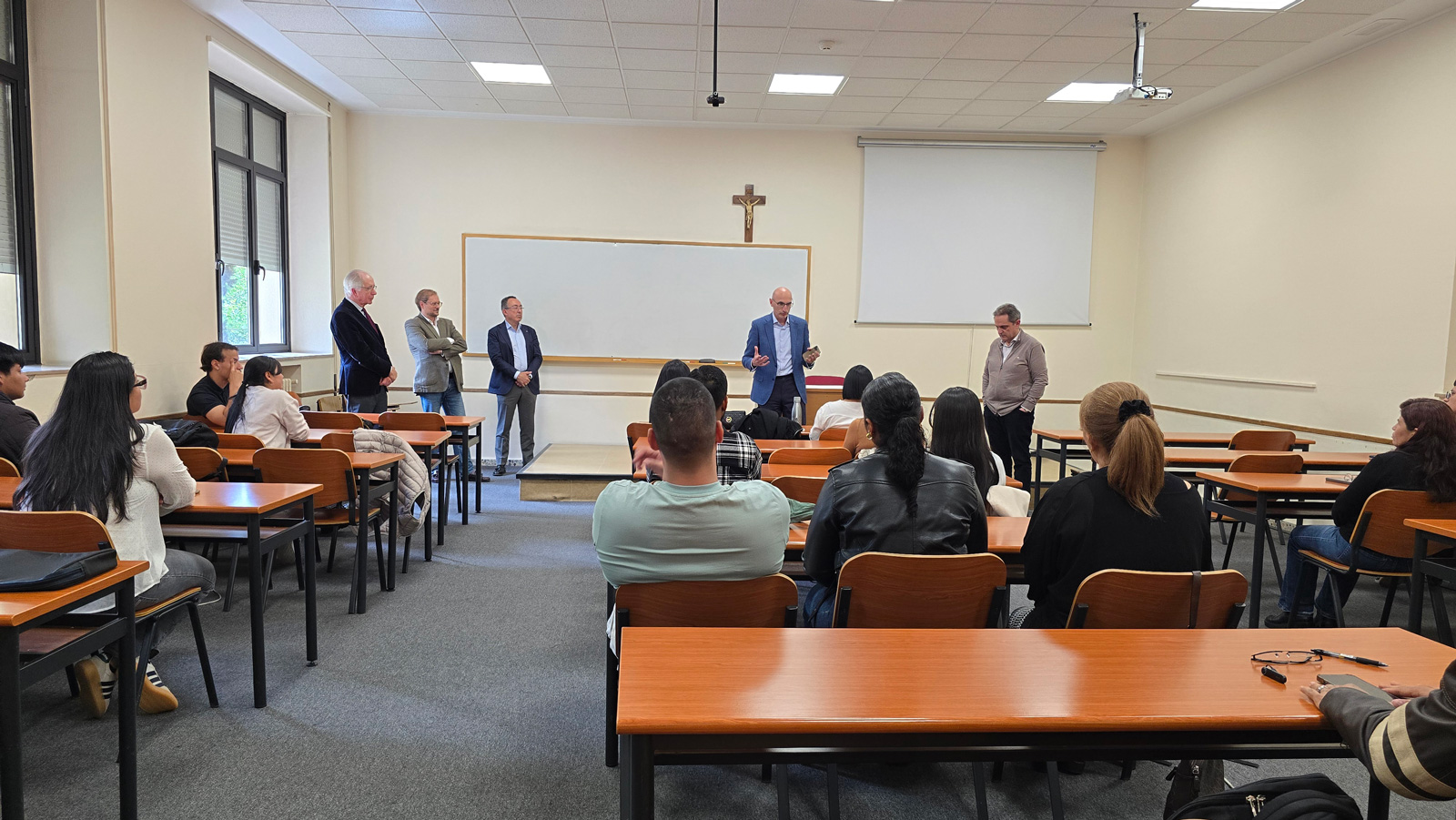 Jesús Avezuela habla a los alumnos durante el acto de entrega de diplomas