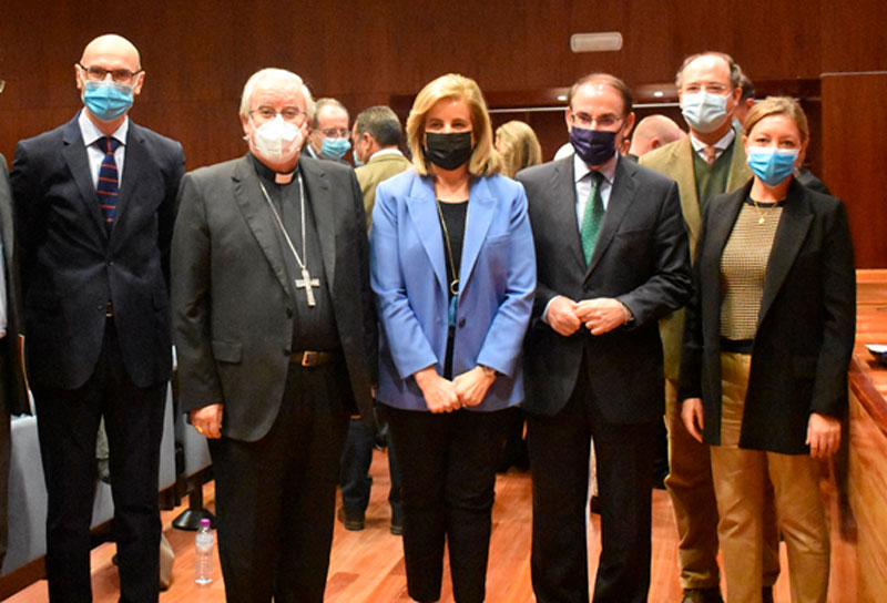 Javier González de Lara en la XLIII Semana Social junto a su presidente, Jesús Avezuela; el Arzobispo de Sevilla, José Ángel Saiz Meneses; la presidenta de la Fundación CEOE, Fátima Báñez; y la secretaria general de Cáritas, Natalia Peiró