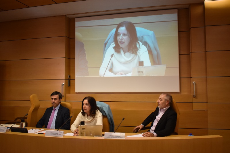 Lucila Finkel, en el centro, durante su intervención