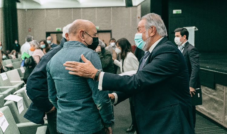 El exministro Jaime Mayor Oreja y el director de cine Iñaki Arteta (Foto Álex Pozuelo)